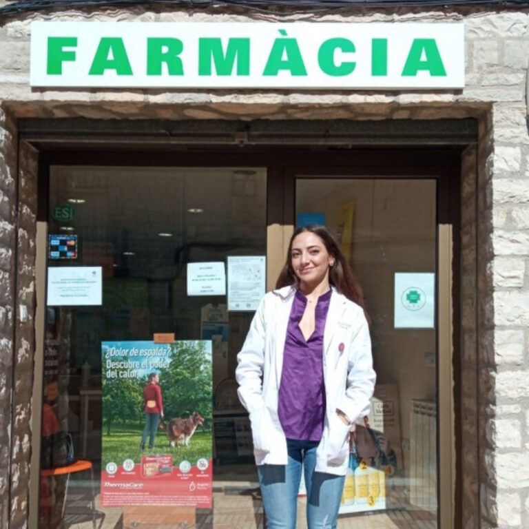 Foto de la Dàlia davant de la Farmàcia Dàlia, Sant Ramon, Lleida